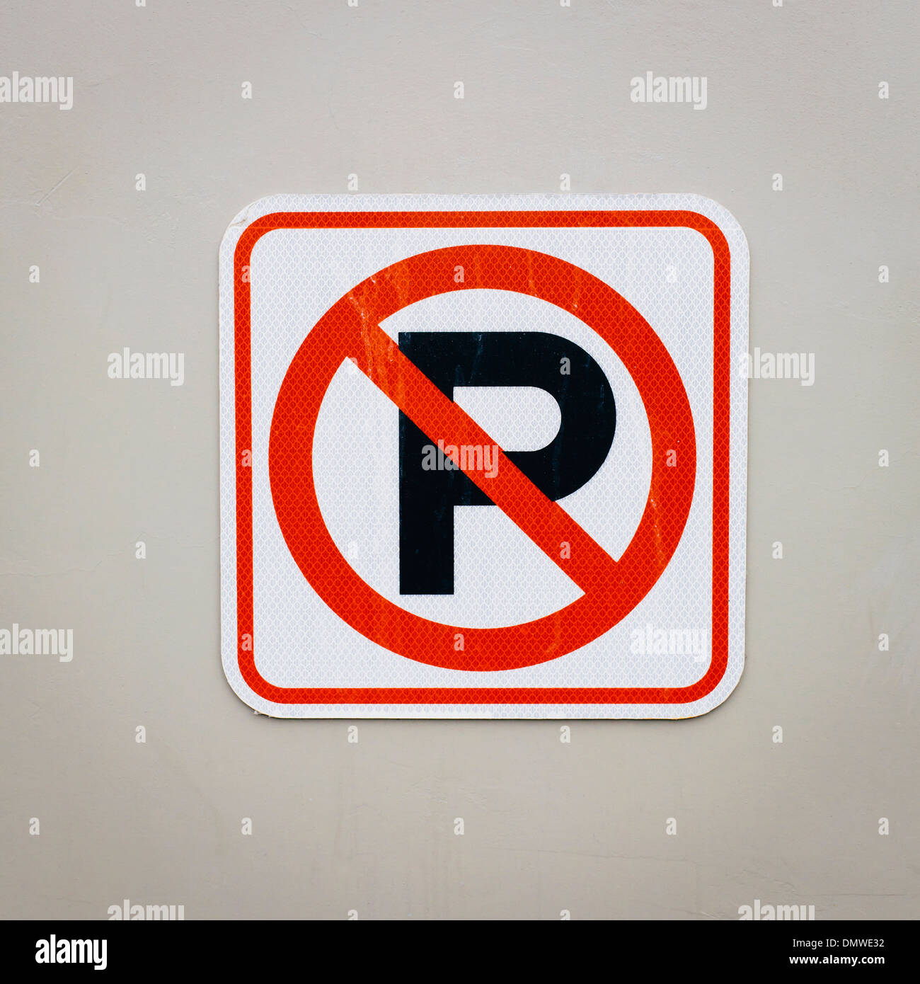 Ein Verkehrsschild No Parking zu unterzeichnen. Stockfoto