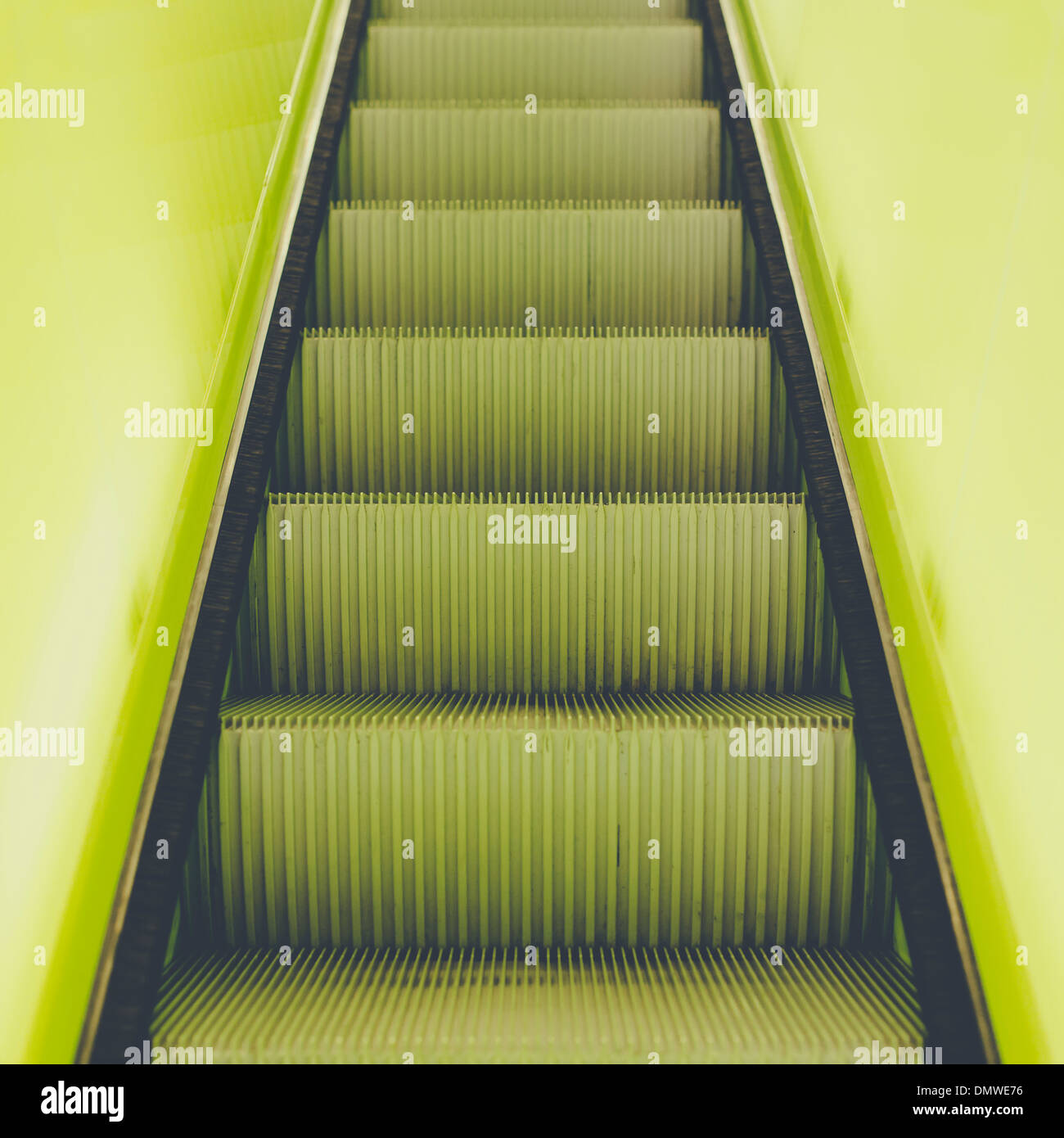 Eine Freitreppe eine Rolltreppe mit einem gelben gemalten Rahmen-Streifen auf jeder Seite. Stockfoto