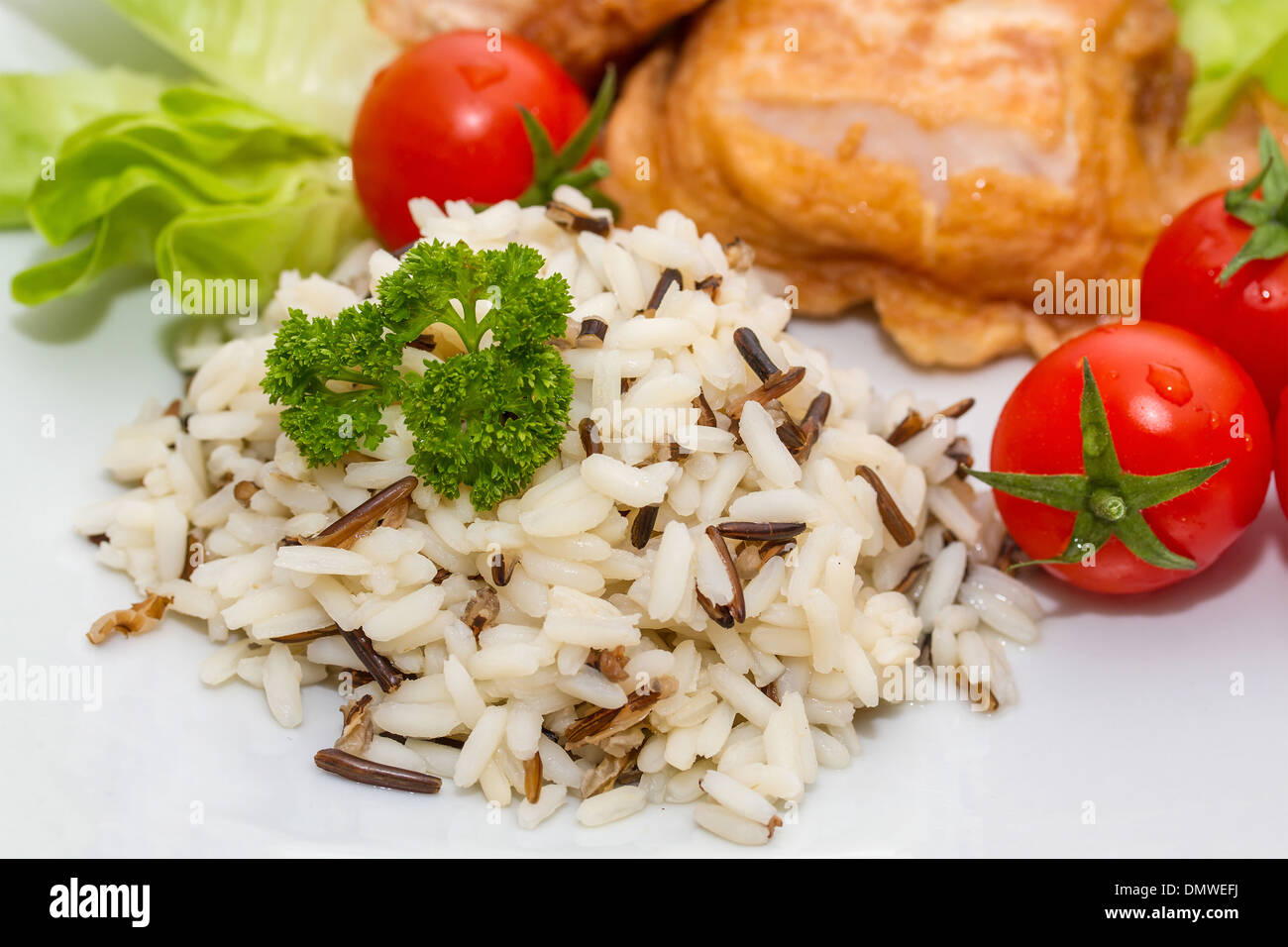 Wildreis mit Lachs und Gemüse Stockfoto