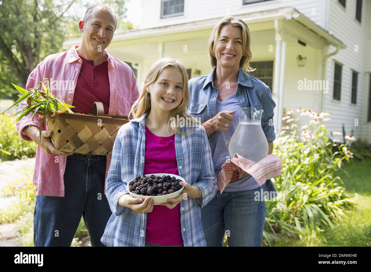Ein Familien-Sommer-Garing auf einem Bauernhof. Ein gemeinsames Essen eine Heimkehr. Stockfoto