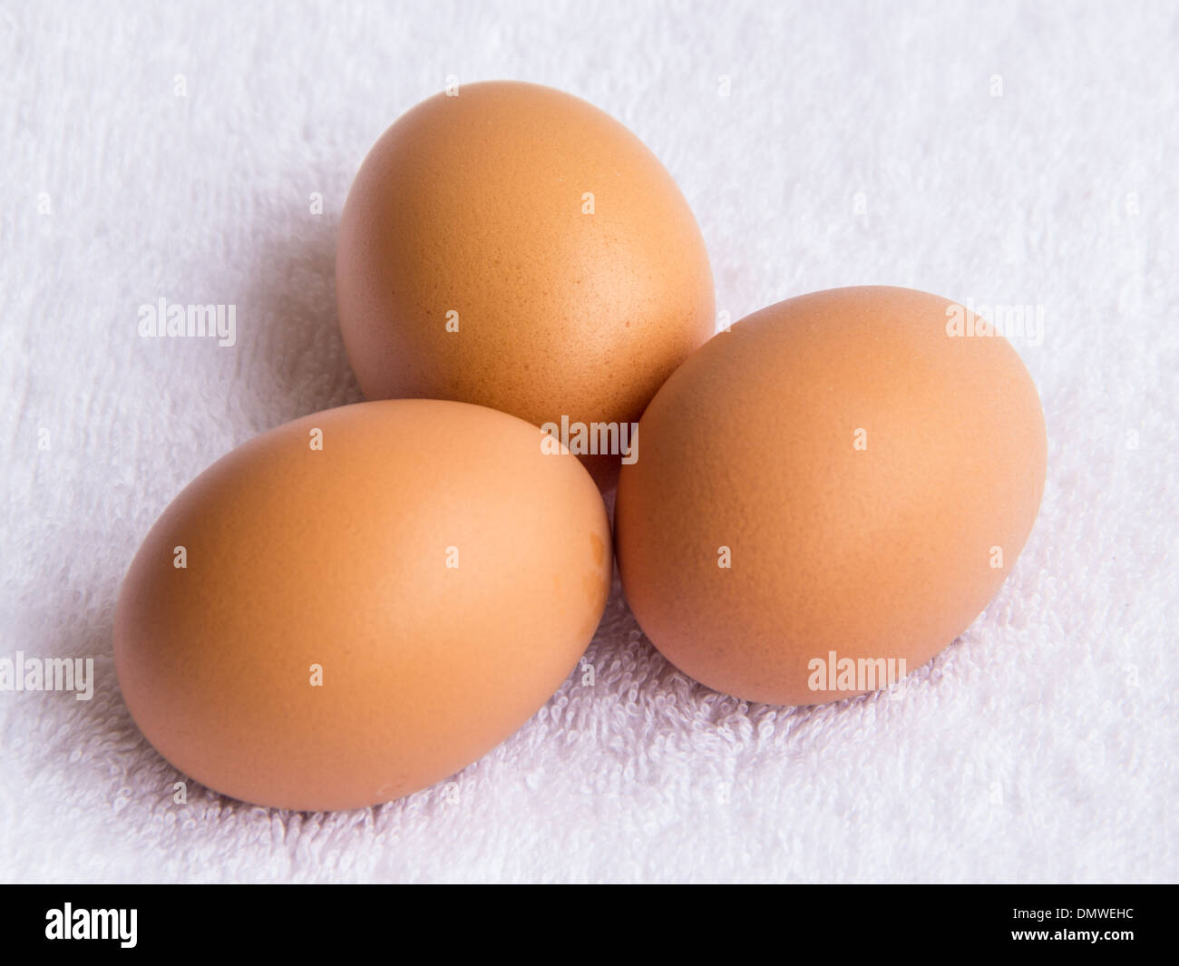 Drei frische Hühnereier auf weißem Hintergrund Stockfoto