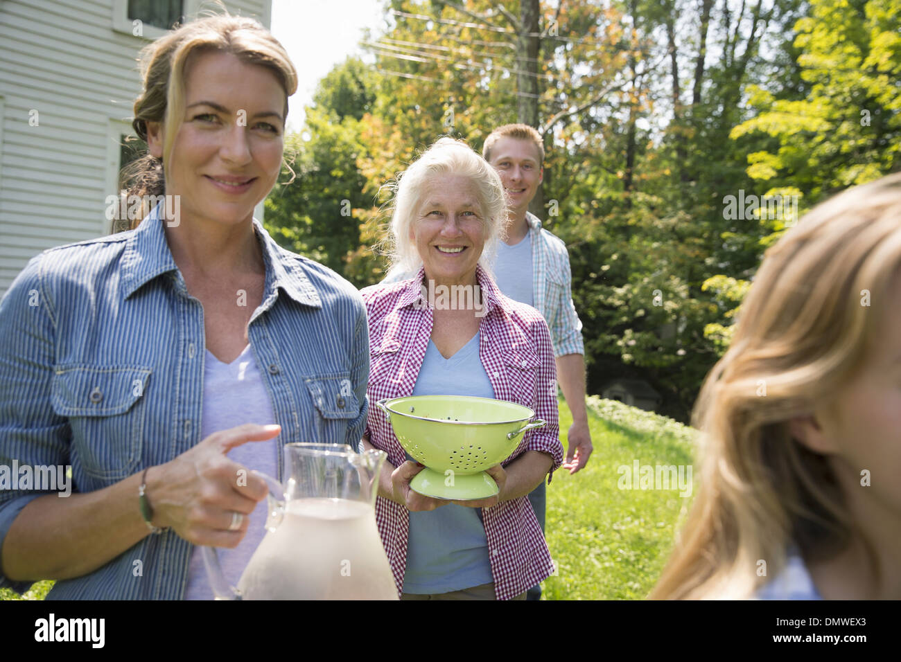 Ein Familien-Sommer-Garing auf einem Bauernhof. Ein gemeinsames Essen eine Heimkehr. Stockfoto