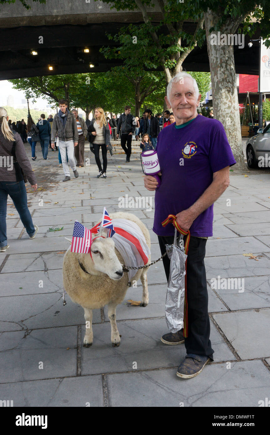 Amy die Schafe Maskottchen des Str. Georges Krankenhaus tuten, sammeln mit ihren Handler an Londons South Bank. Stockfoto