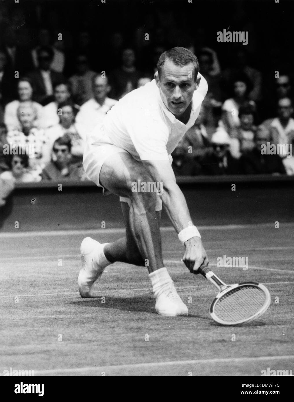 27. Juni 1959 - ist London, England, Vereinigtes Königreich - NEALE FRASER, geboren 3. Oktober 1933, eine ehemalige australische Welt Nr. 1 Tennisspielerin. Bild: Fraser im Herreneinzel in Wimbledon gegen Sirola konkurrieren. (Kredit-Bild: © KEYSTONE Bilder USA/ZUMAPRESS.com) Stockfoto