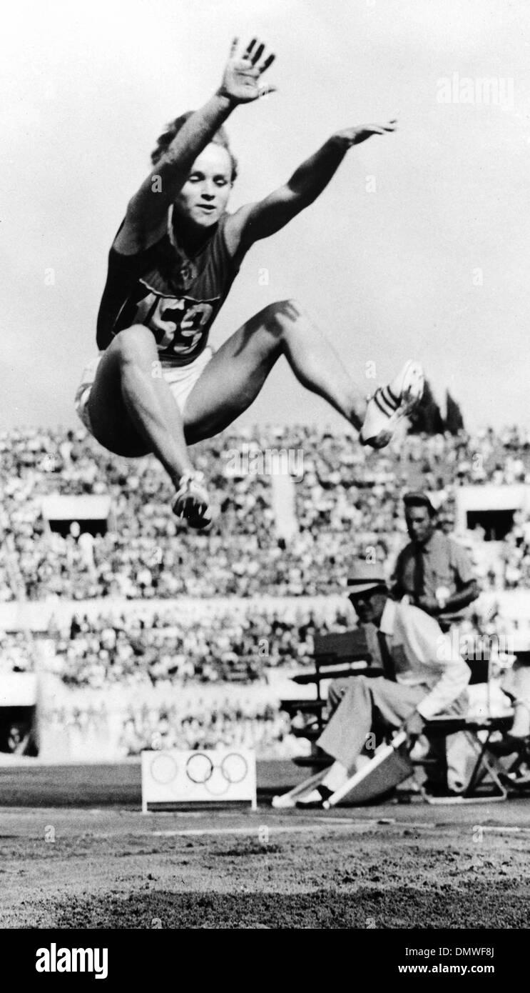 Schlagen Sie 1. September 1960 - Rom, Italien - russische Sportler VERA KREPKINA, geboren 16. April 1933, die Welt und olympischer Rekord mit einem Sprung von 20 ft. 10 3/4 VG gewinnt das Finale der Frauen Weitsprung Veranstaltung während der Olympischen Spiele in Rom. (Kredit-Bild: © KEYSTONE Bilder USA/ZUMAPRESS.com) Stockfoto