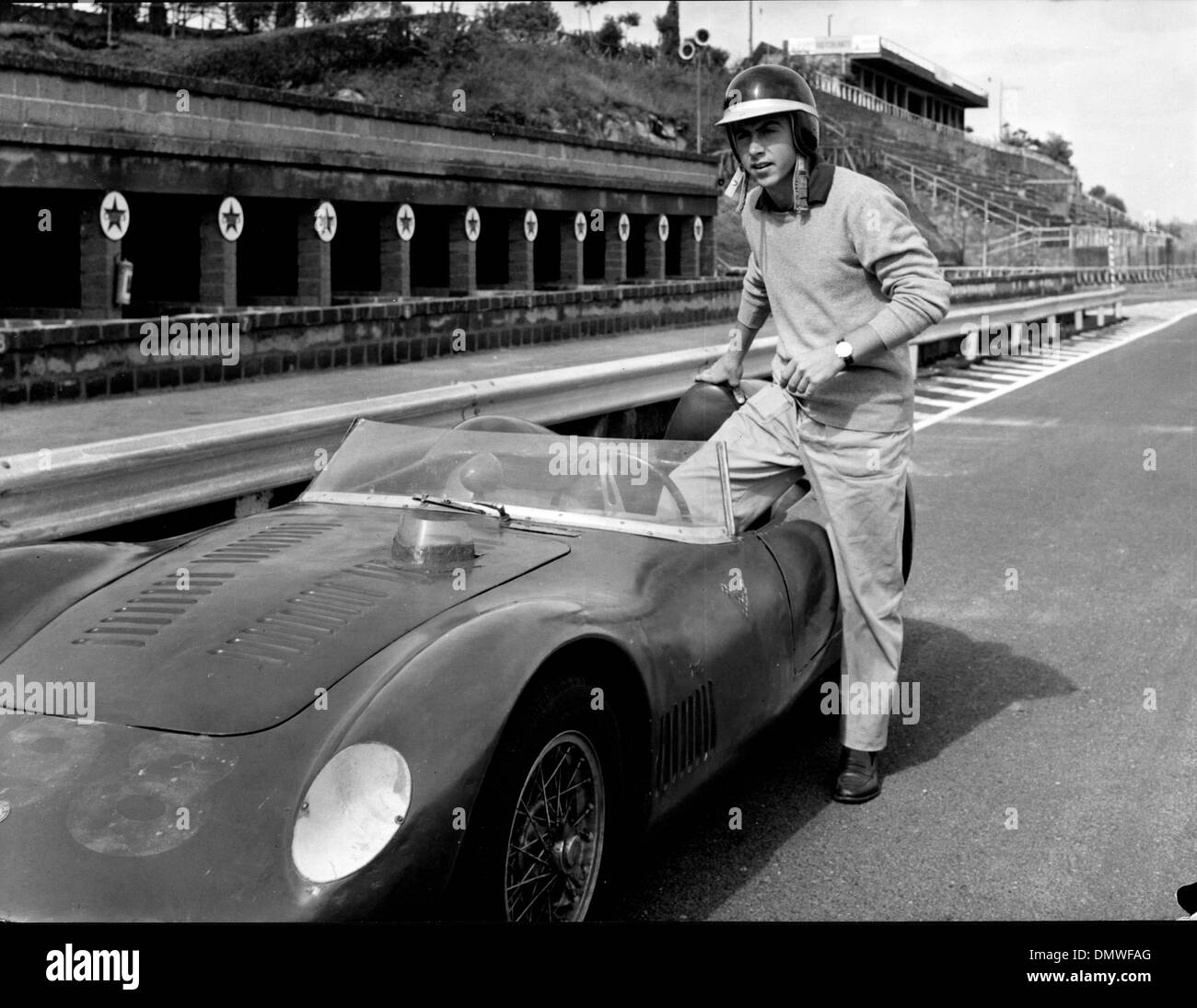 7. Oktober 1963; Rom, Italien; ANTONIO ASCARI im Alter von 21 der Sohn des berühmten Motocar Fahrer Weltmeister Alberto Ascari, tot auf 1955 bei einem Test der Ferrari auf dem Autodrom von Monza, will seine großen Vater nachzueifern. Trotz der schlechten Schicksal, das scheint Ascari Familie folgen, folgt die junge Antonio einen spezieller Kurs für Motocars Fahrer an Vallelunga Rome Autodrome, unde Stockfoto