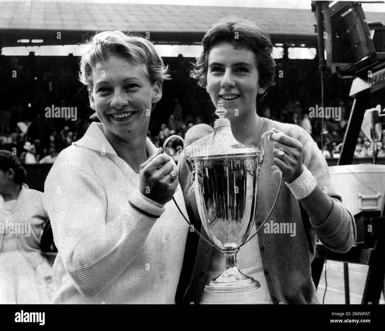 2. Juli 1964 - schlagen London, England, Vereinigtes Königreich - Tennis Spieler DARLENE schwer (USA) und MARIA BUENO (Brasilien) Miss Reynolds und Miss Shuurman (Südafrika) im Damen-Doppel-Meisterschaften in Wimbledon. Bild: Hart und Bueno mit ihrer Trophäe nach dem Sieg. (Kredit-Bild: © KEYSTONE Bilder USA/ZUMAPRESS.com) Stockfoto