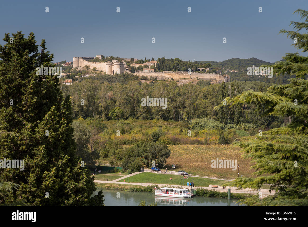 Blick auf Landschaft und Schloss Fort Villeneuve-Les-Avignon, über den Fluss Rhone, Avignon, Frankreich, Europa. Stockfoto