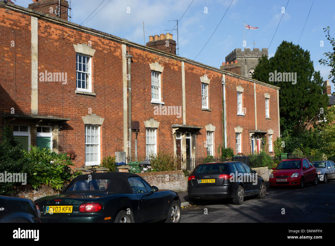 Eine Terrasse von georgischen Ziegel Häuser Häuser in Church Street, Westbury, Wiltshire. Stockfoto