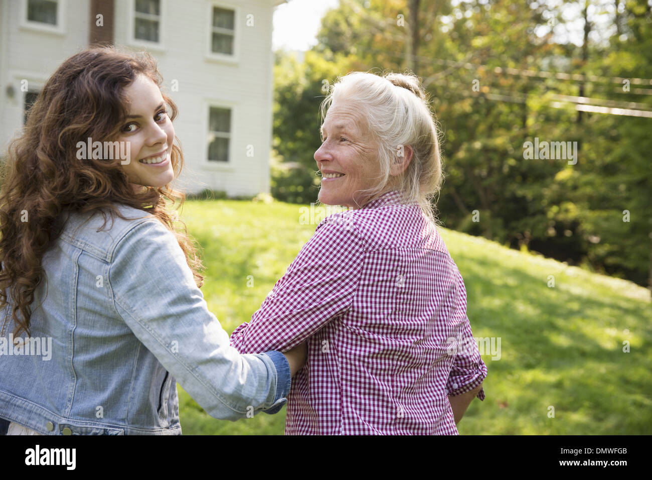 Ein Familien-Sommer-Garing auf einem Bauernhof. Ein gemeinsames Essen eine Heimkehr. Stockfoto