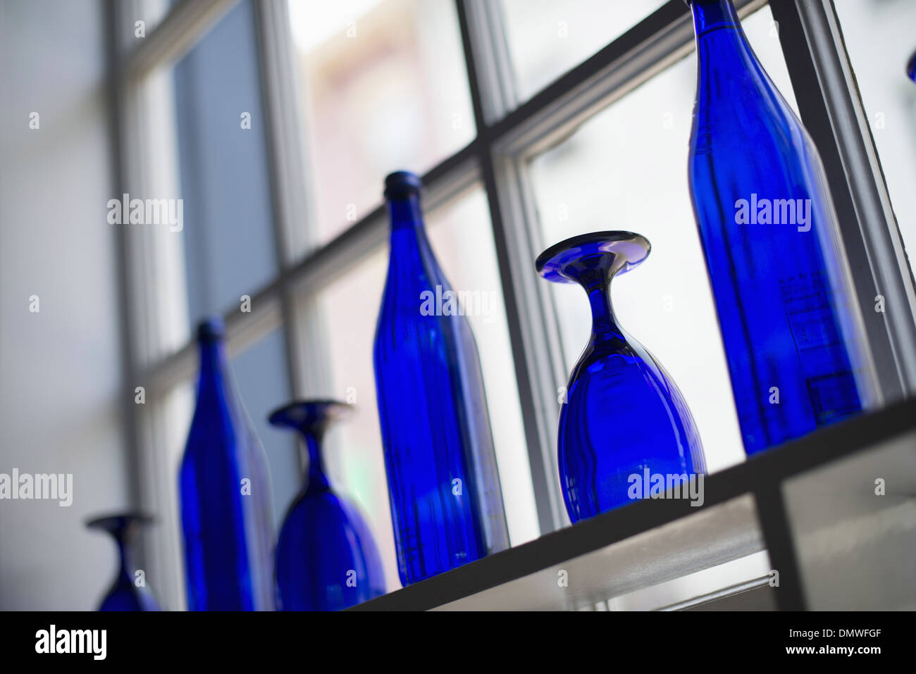 Ein Café-Interieur. Helle blaue Gläser auf freie Tische. Stockfoto