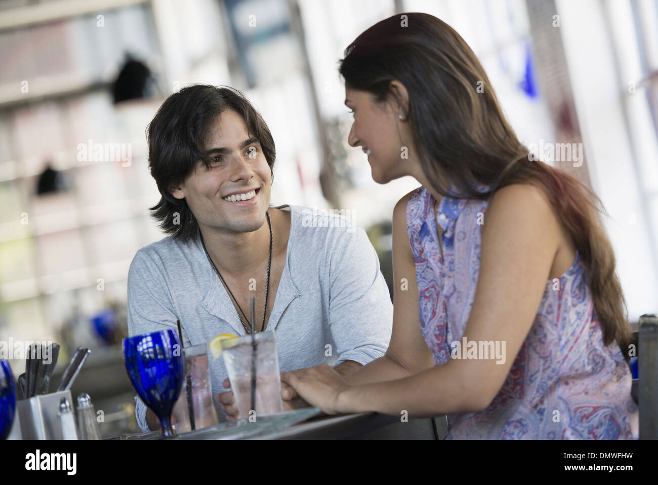 Ein Café-Interieur. Ein paar an einem Tisch sitzen. Stockfoto