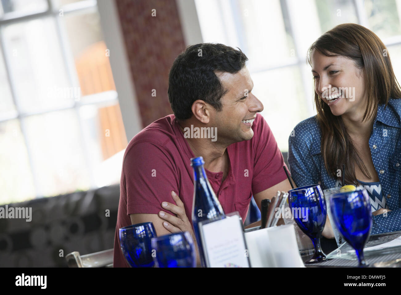 Ein Café-Interieur. Ein paar an einem Tisch sitzen. Stockfoto