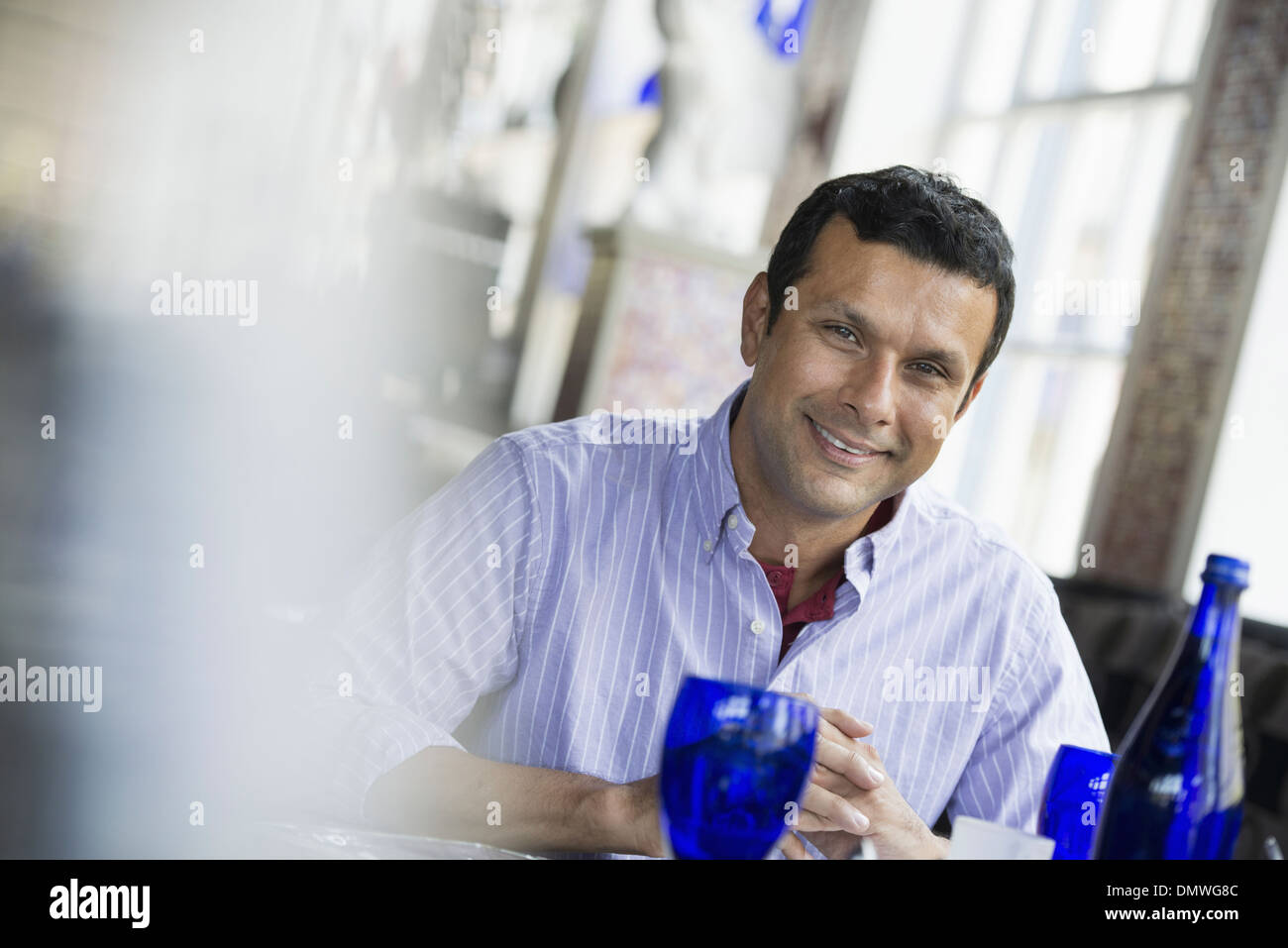 Ein Café-Interieur. Ein Mann an einem Tisch sitzen. Stockfoto