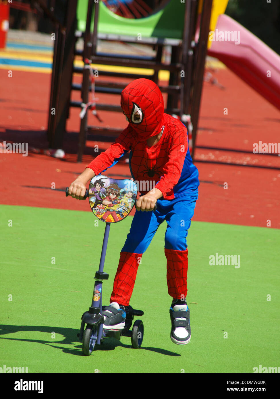 Junge in einem Spiderman-Kostüm Stockfoto