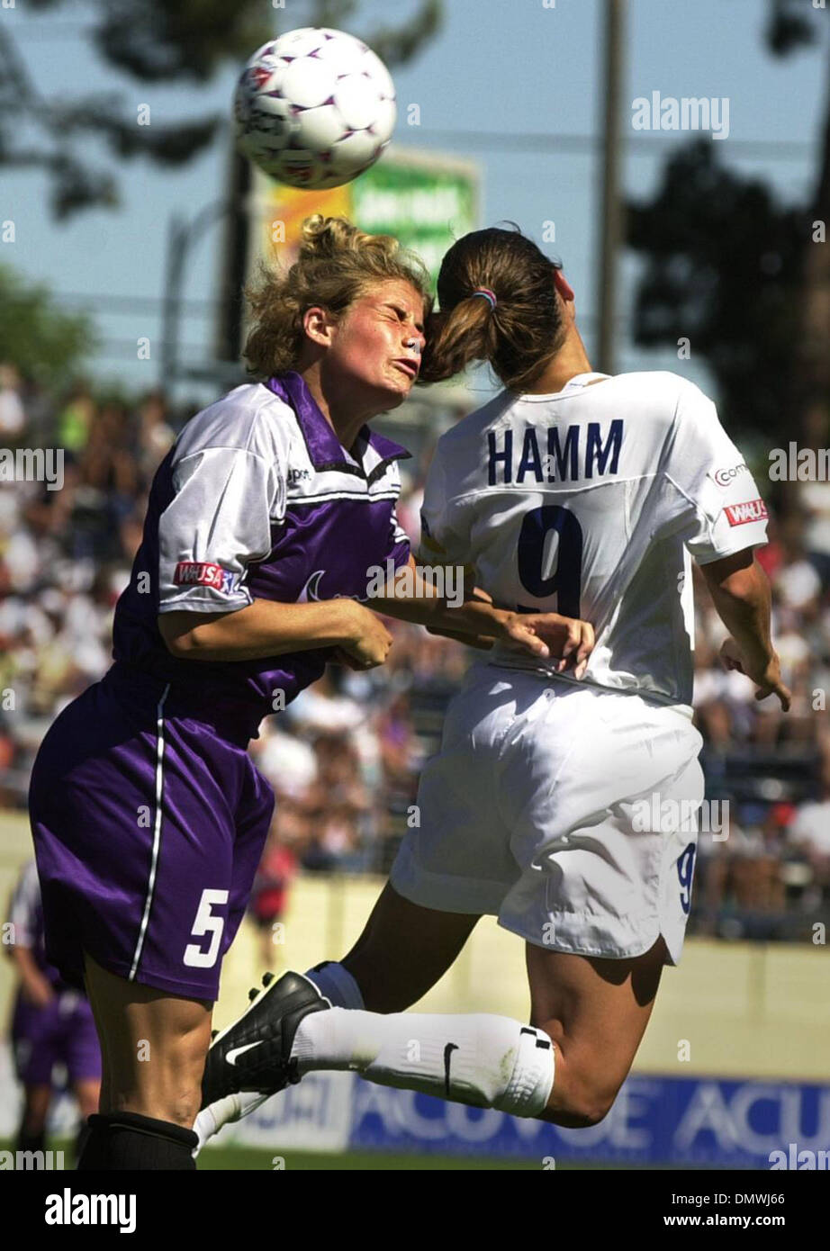 22. Juli 2001; San Jose, CA, USA; Bay Area CyberRays Kelly Lindsey (Cq) Schlachten Mia Hamm von Washington Freedom in ihrem WUSA-Spiel im Spartan Stadium in San Jose, Kalifornien auf Sonntag, 22. Juli 2001 gespielt. Stockfoto