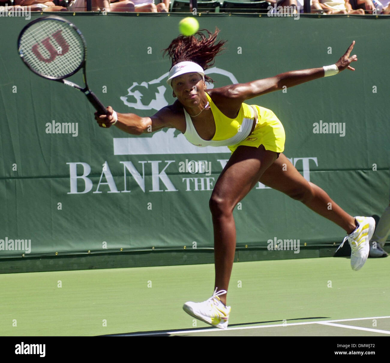 25. Juli 2001; Palo Alto, Kalifornien, USA; Venus Williams jagt eine Kugel getroffen von Meghann Shaughnessy in der dritten Partie ihrer Bank West Classic Match auf Freitag, 27. Juli 2001 bei Taube Familie Tennis-Stadion an der Stanford University in Palo Alto, Kalifornien Shaughnessy schlagen Williams 2-6, 7-5, 7-6 (4) und Fortschritte für das Halbfinale qualifizieren. Stockfoto