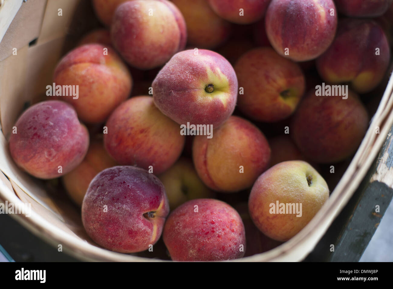 Ein Bio-Obst-Stand. Eine Kiste von Pfirsichen. Stockfoto