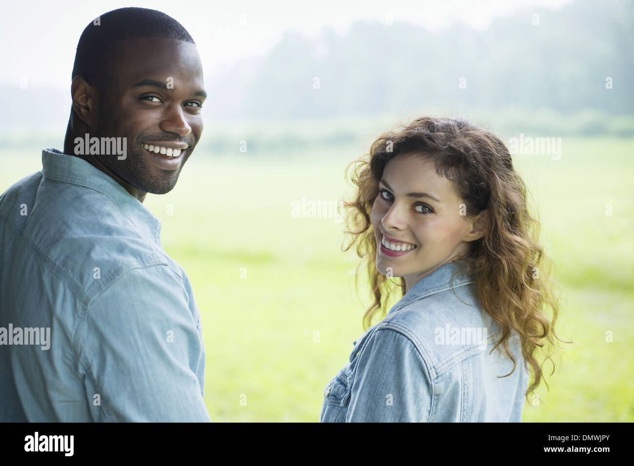 Ein junger Mann und eine Frau ein paar nebeneinander. Blick über IR-Schultern. Stockfoto