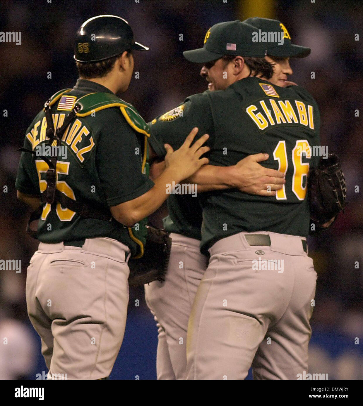 7. Oktober 2001; Bronx, NY, USA; Oakland A's Jason Giambi, #16, umarmt Pitcher Jason Isringhausen, #44, während nach gewinnen 2-0 in Spiel 2 der American League Division Playoffs gegen die New York Yankees am Donnerstag, 11. Oktober 2001 im Yankee Stadium in der Bronx, New York von Catcher Ramon Hernandez, #55, angesprochen. Oakland schlagen New York 2: 0. Stockfoto