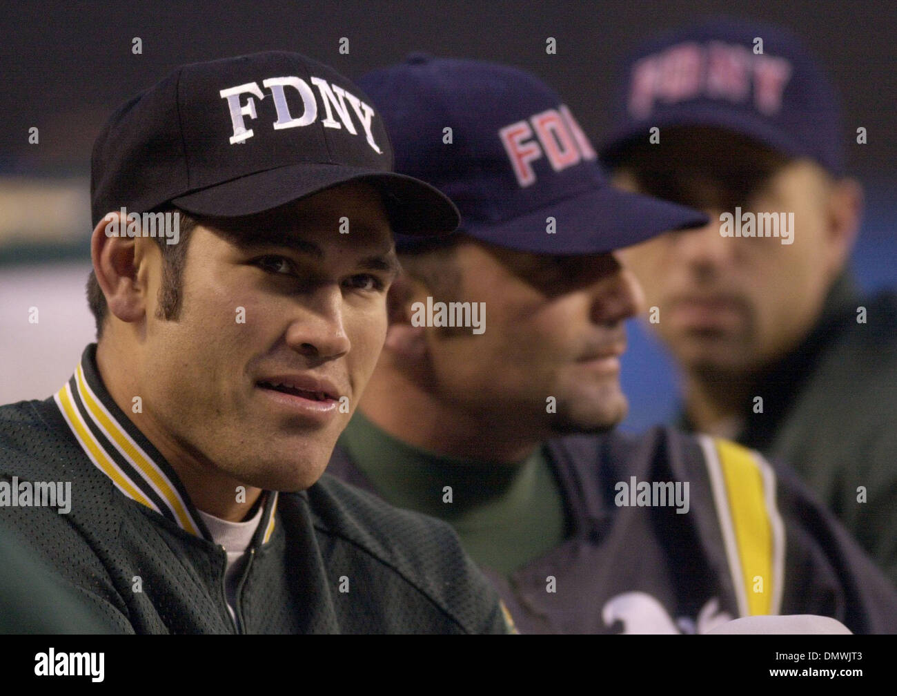 10. Oktober 2001; Bronx, NY, USA; (L-R) Oakland A's Johnny Damon, #8, f.p. Santangelo, #2, und Frank Menechino, #11 tragen FDNY Hüte zur Unterstützung der Feuerwehrleute, die ihr Leben in letzten Monaten Terroranschläge vor Beginn des Spiel 1 der American Division Playoffs gegen die New York Yankees am Mittwoch, 10. Oktober 2001 im Yankee Stadium in der Bronx in New York verloren. Stockfoto