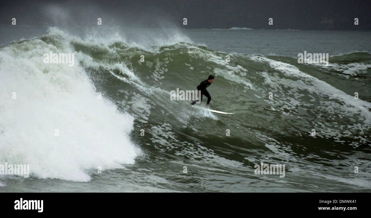 21. November 2001; San Francisco, CA, USA; Die Thanksgiving Woche Sturm brachte Surfer etwas, dankbar zu sein. Über ein halbes Dutzend Surfer trotzten die abgehackten linken am Fort Point unter San Francisco Golden Gate Bridge am späten Mittwoch Nachmittag. Stockfoto