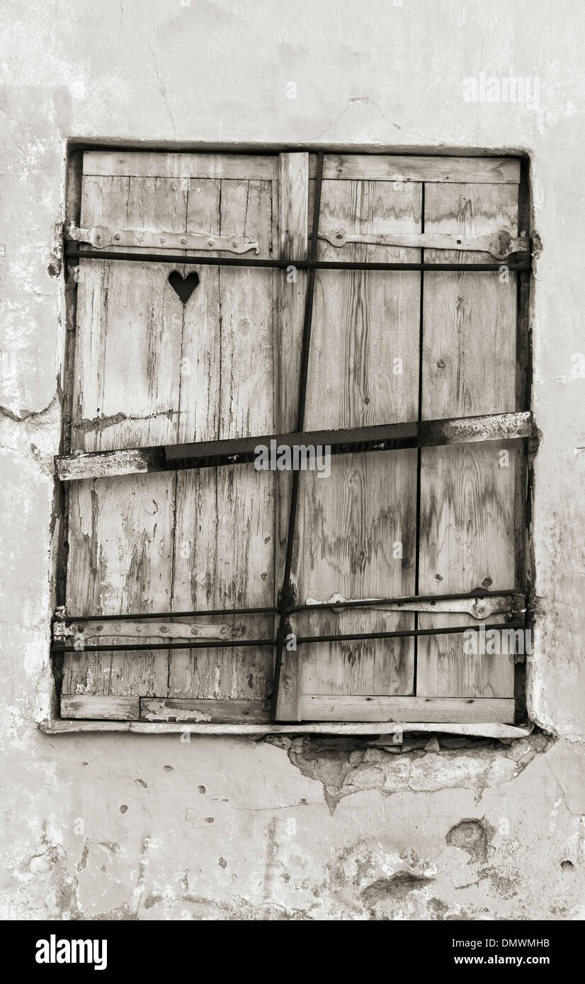 Altes Holz Fenster Luke oder Verschluss mit Herzform drin gemacht Stockfoto