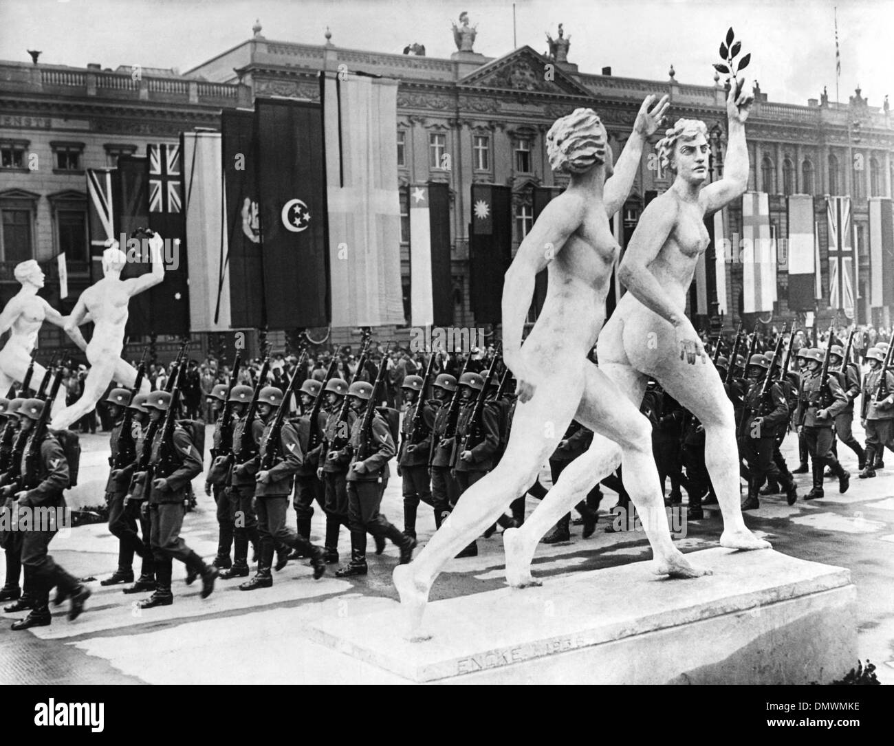1. August 1936 - ist Berlin, Deutschland - die Stadt Berlin mit Fahnen und Statuen geschmückt, wie Menschenmassen drängen sich die Bürgersteige für eine militärische Defilir während der Olympischen Spiele. (Kredit-Bild: © KEYSTONE Bilder USA/ZUMAPRESS.com) Stockfoto
