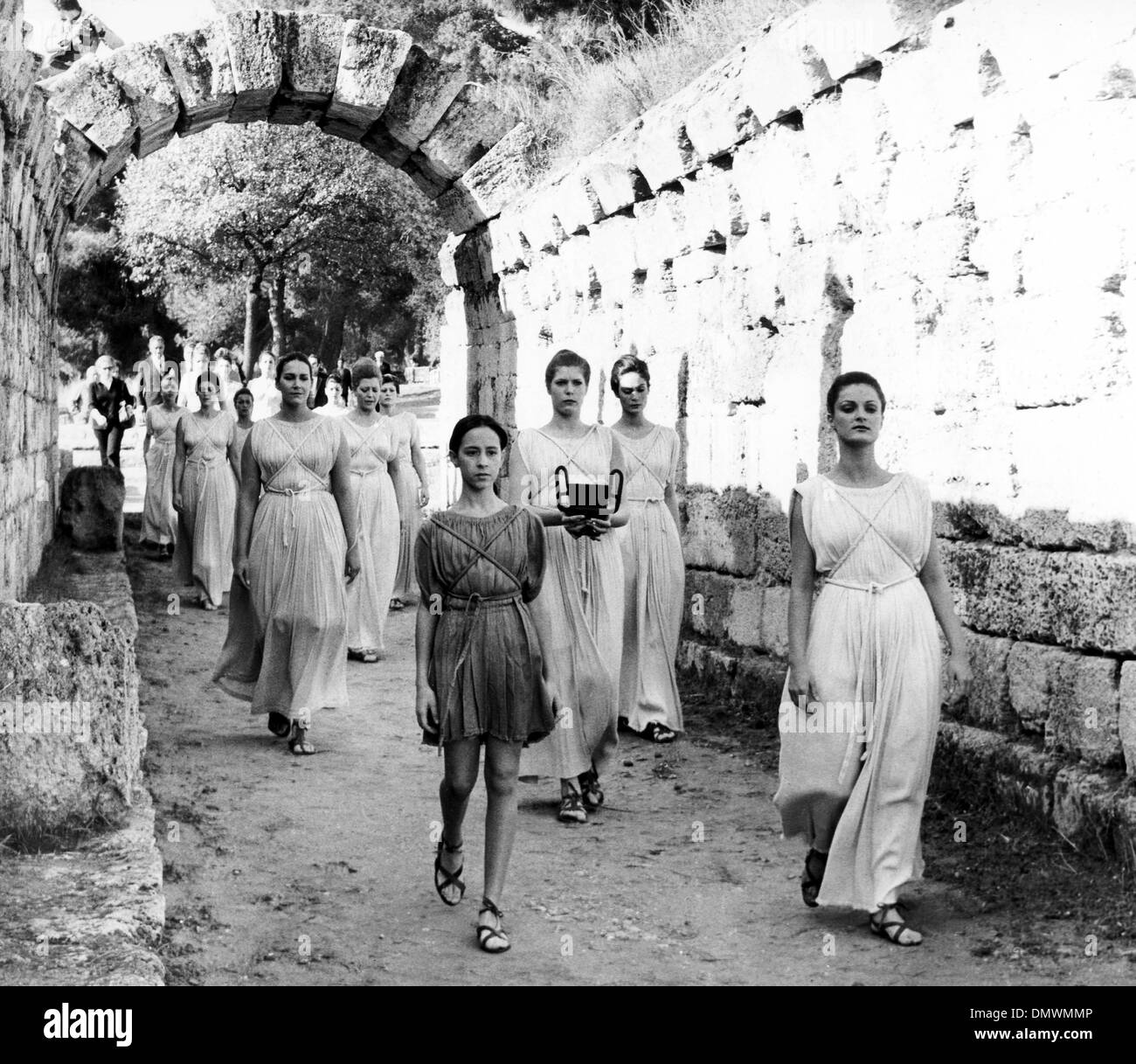 1 Januar 1948 Olympia Griechenland Die Olympische Flamme Macht Es Weg Nach St Moritz In Der Schweiz Von Ihren Ursprung In Olympia Griechenland Fur Den Winterspielen 1948 Bild Eine Parade