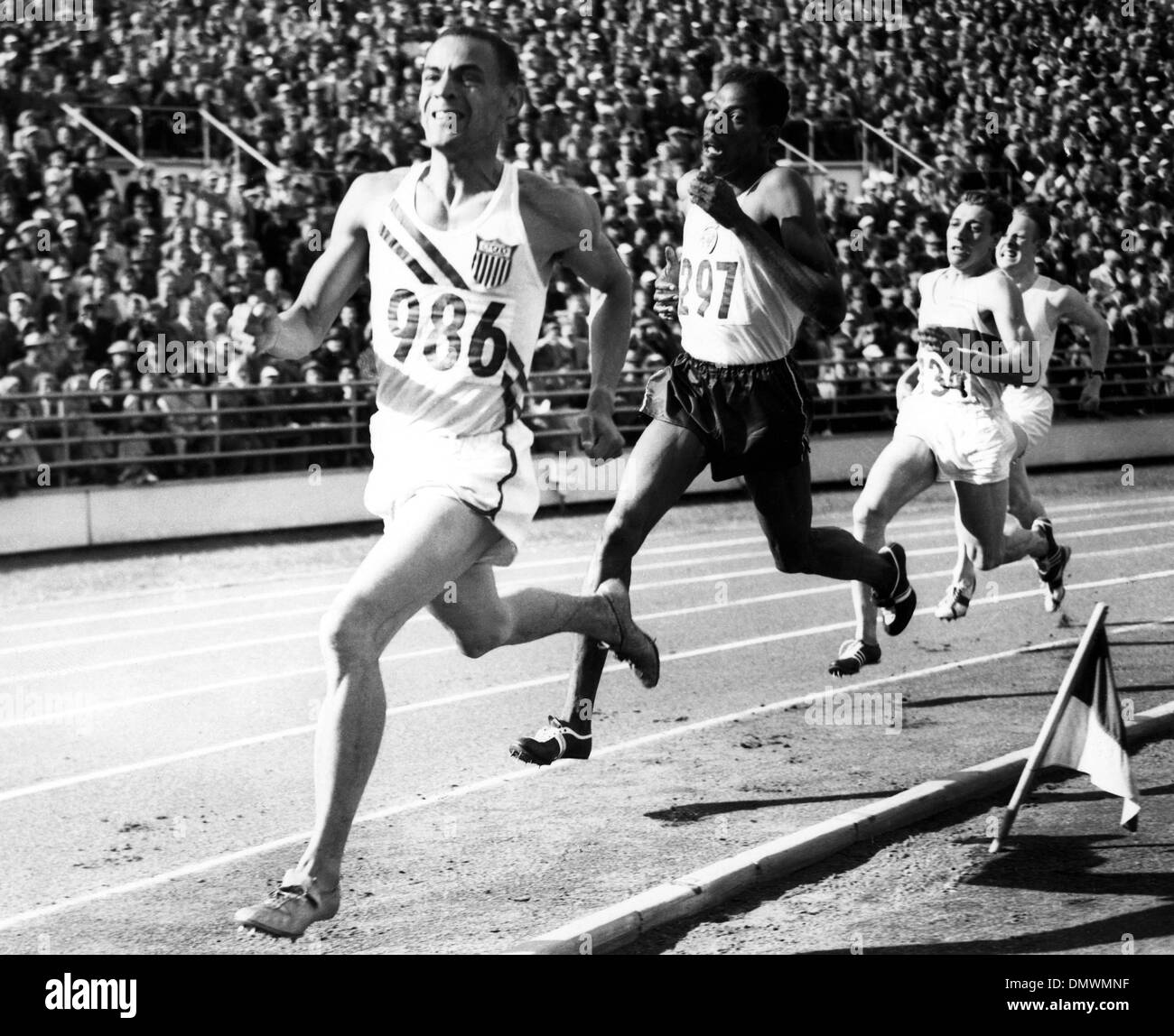 23. Juli 1952 - Helsinki, Finnland - 1952 Olympischen Sommerspiele fanden in Helsinki, Finnland und waren auch bekannt als die Spiele der Olympiade XV. Bild: American MAL WHITFIELD (986) in den letzten 100 Yards der 800-Meter-Finale zu gewinnen. (Kredit-Bild: © KEYSTONE Bilder USA/ZUMAPRESS.com) Stockfoto