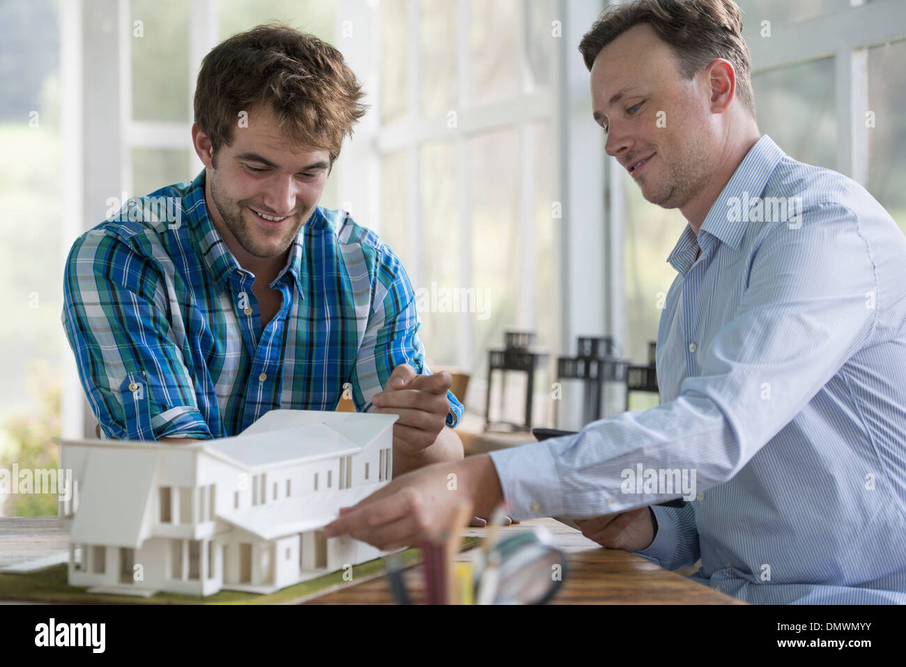 Zwei Männer ein Architekturmodell eines Hauses zu betrachten. Stockfoto