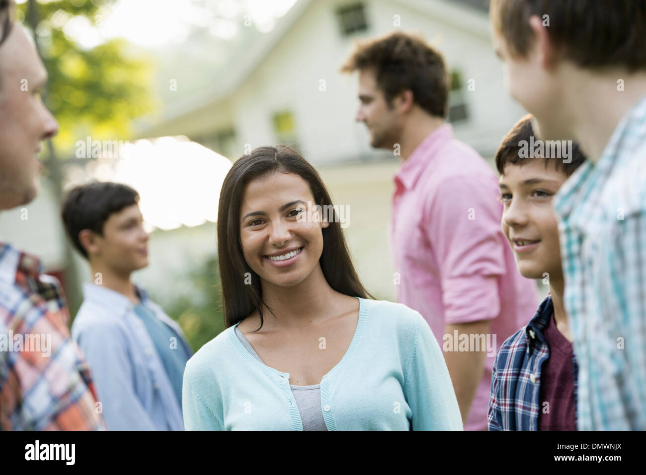 Gruppe von Menschen-Erwachsene und Jugendliche-Sommer-Party. Stockfoto