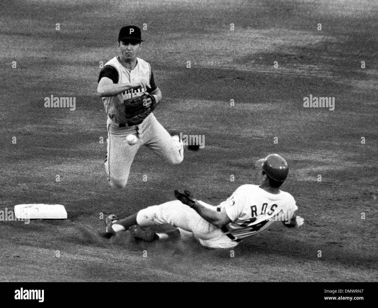 5. August 1969 - Cincinnati, Ohio, USA - einer der Major League Baseball versierter und umstrittene Spieler bekam PETE ROSE den Spitznamen "Charlie Hustle" früh in seiner beruflichen Laufbahn als Spieler bei den Cincinnati Reds. Während seine 24-jährige Hauptliga-Karriere, die er spielen würde schaffen fünf verschiedene Feldpositionen für drei verschiedene Teams, den Rekord für die meisten c Stockfoto