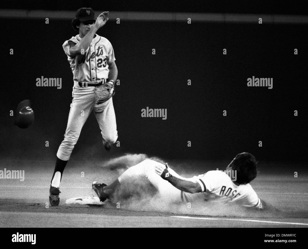 5. August 1970 - Cincinnati, Ohio, USA - PETE ROSE (#14) wurde den Spitznamen "Charlie Hustle" früh in seiner beruflichen Laufbahn als Spieler bei den Cincinnati Reds gegeben. Während seiner 24 Jahre Major-League-Karriere, die er spielen würde fünf verschiedene Feldpositionen für drei verschiedene Teams schaffen den Rekord für die meisten Karriere-Treffer, [4256] und spielte in mehr Spiele, [3562], als jede andere Stockfoto