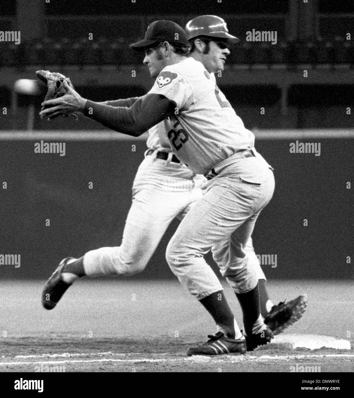 5. August 1970 - Cincinnati, Ohio, USA - PETE ROSE (#14) wurde den Spitznamen "Charlie Hustle" früh in seiner beruflichen Laufbahn als Spieler bei den Cincinnati Reds gegeben. Während seiner 24 Jahre Major-League-Karriere, die er spielen würde fünf verschiedene Feldpositionen für drei verschiedene Teams schaffen den Rekord für die meisten Karriere-Treffer, [4256] und spielte in mehr Spiele, [3562], als jede andere Stockfoto