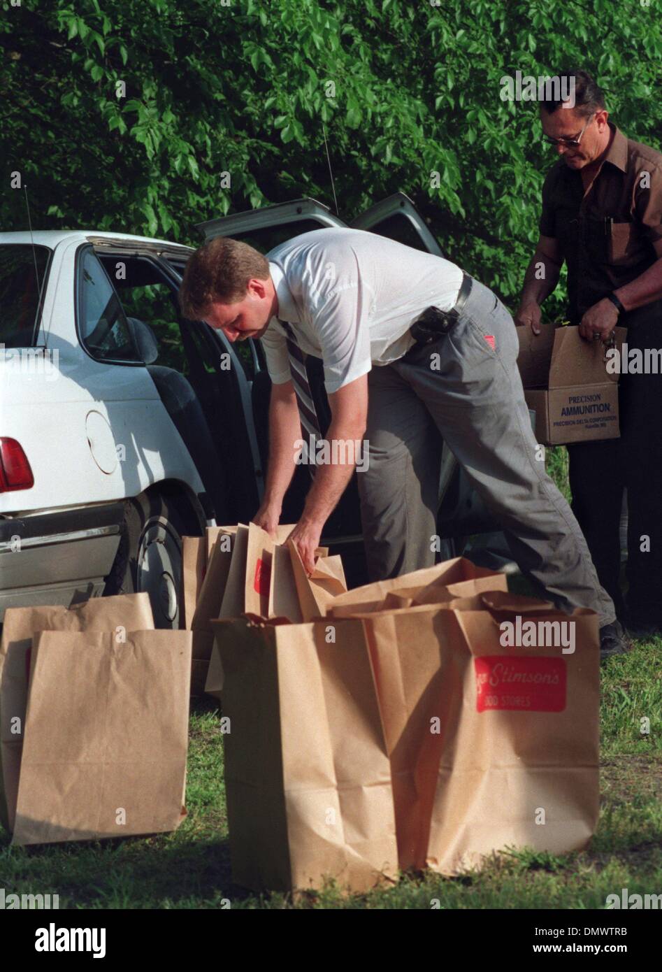 6. Mai 1993 - sammelt Westmemphis, AR, USA - 6. Mai 1993 - Westmemphis Polizei Sgt. Mike Allen Papier-Einkaufstüten Beweise am Tatort gefunden wo die Leichen von drei jungen Donnerstag, gefunden wurden, unter Wasser in einem Bach in einem Büschel von dichten Wäldern als Robin Hood Hills bekannt. Nach Polizeiberichten der Körper von Michael Moore 13:45 von Sgt Allen und Crittenden Co fand Stockfoto