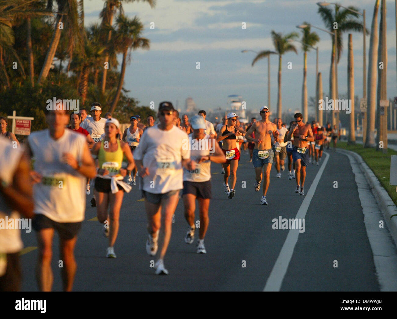 4. März 2001; West Palm Beach, FL, USA; Der Marathon der Palmenstrände war Sonntag statt. Die 26,2 und 13.1 Meile Achter-Kurse begann und endete am Intracoastal Wasser-Strasse in der Nähe von Meyer Amphitheater in Downtown West Palm Beach. Stockfoto