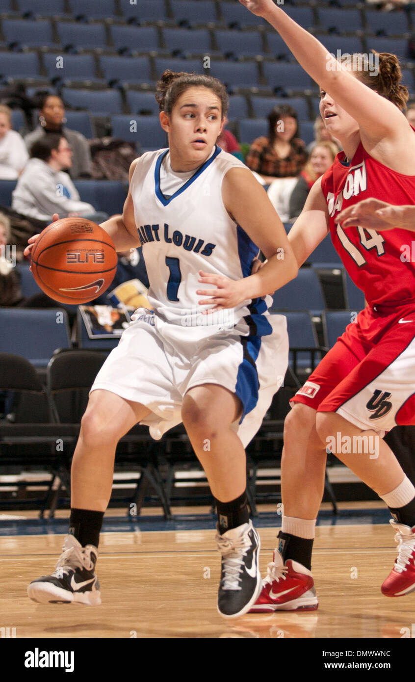 1. April 2001 - St. Louis, Missouri, Vereinigte Staaten von Amerika - Saint Louis Billikens Guard Jacy Bradley (1) sucht einen Weg vorbei Dayton Flyers Guard Samantha MacKay (14) während der NCAA Spiel der regulären Saison zwischen die Dayton Flyers in Saint Louis Billikens. Zur Halbzeit führen die Dayton Flyers Saint Louis Billikens 39 - 37. (Kredit-Bild: © Danny Reise/Southcreek Global/ZUMAPRES Stockfoto
