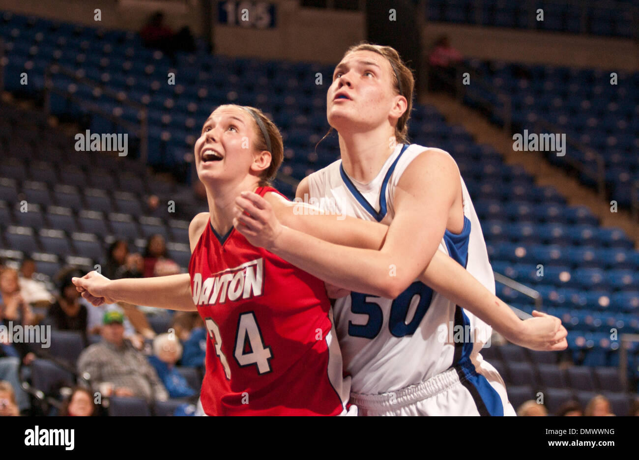 1. April 2001 - St. Louis, Missouri, Vereinigte Staaten von Amerika - Dayton Flyers Guard Samantha MacKay (14) und Saint Louis Billikens vorwärts Mallory Eggert (50) Kampf um Position während der NCAA Spiel der regulären Saison zwischen die Dayton Flyers in Saint Louis Billikens. Zur Halbzeit führen die Dayton Flyers Saint Louis Billikens 39 - 37. (Kredit-Bild: © Danny Reise/Southcreek Global / Stockfoto