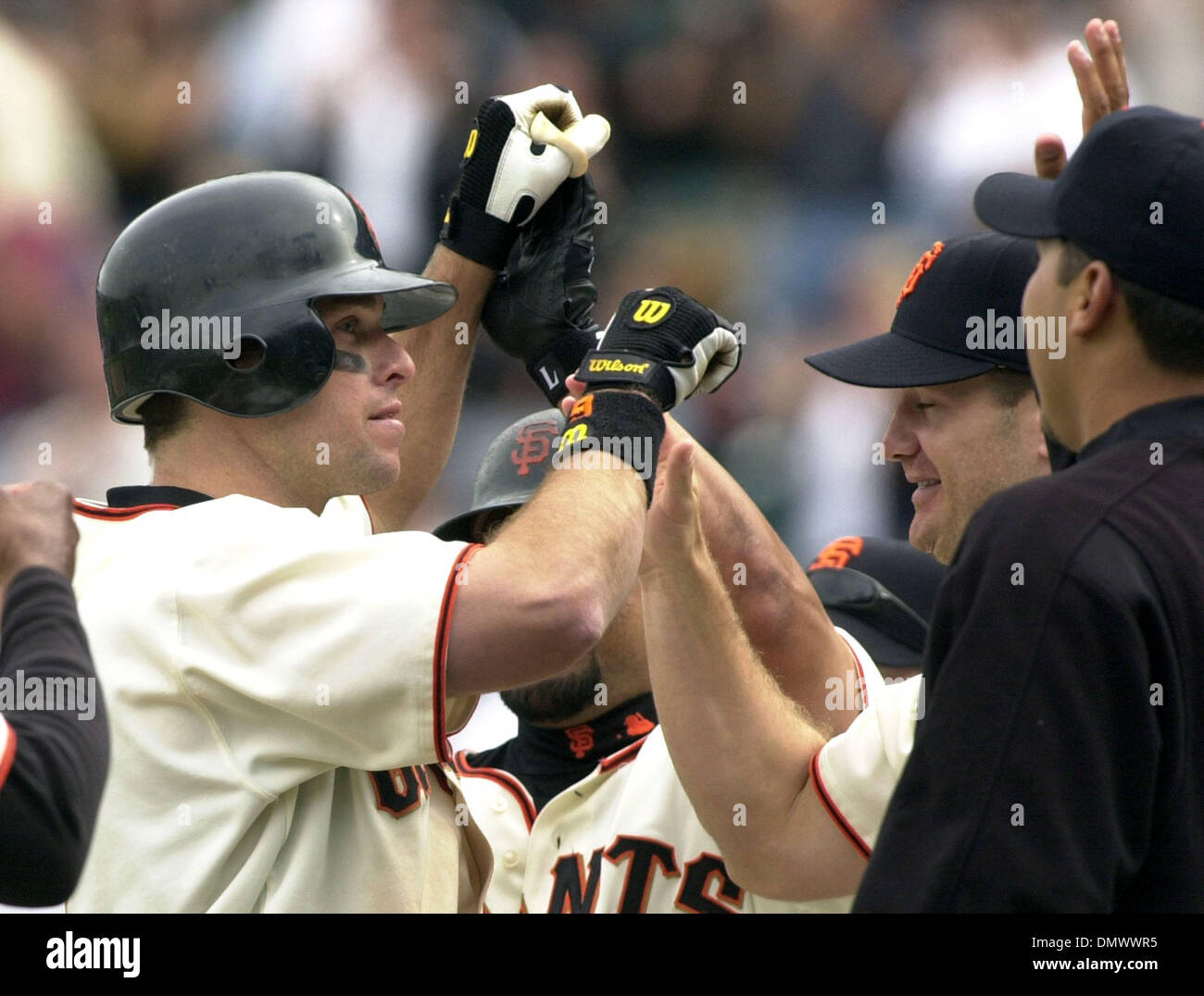 26. Juni 2001; San Francisco, CA, USA; J.t. Snow klopfte in die Siegesserie Mittwoch während der 12. Inning im Pac Bell Park helfen die Riesen die Padres 7-6 zu besiegen. Schnee wird high Fives von Marvin Benard (blocked) David Bell und Russ Ortiz. Stockfoto