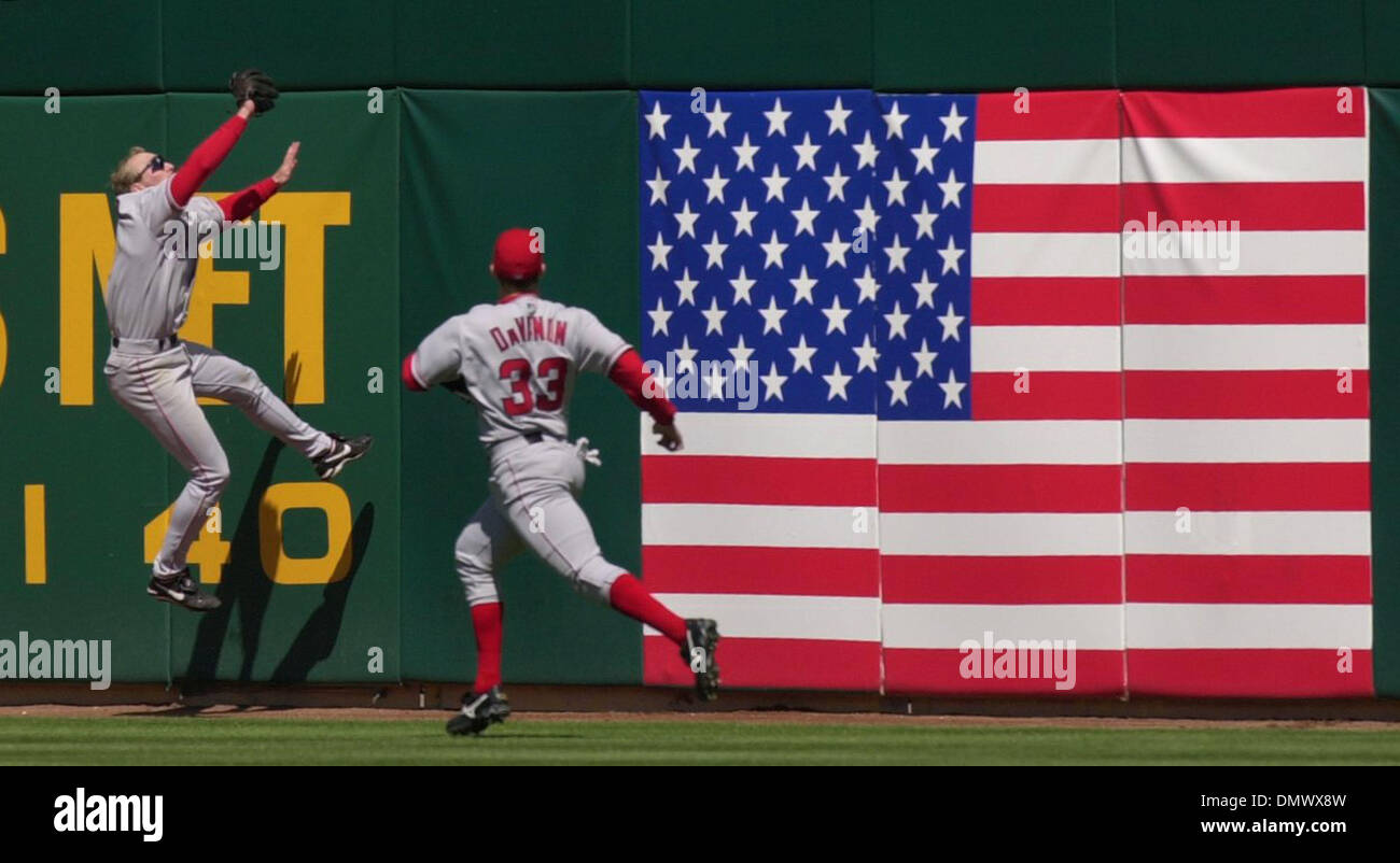 18. April 2002; Oakland, Kalifornien, USA; (L-R) Anaheim Angels Darin Erstad, #17, springt vergeblich im Versuch, einen Homerun schlagen von Oakland Athletics Carlos Pe – a, #2, im siebten Inning ihres Spiels auf Donnerstag, 18. April 2002 an Network Associates Coliseum in Oakland, Kalifornien Pe – ein Homerun brachte in seinem Teamkollegen Ramon Hernandez, #55 zu fangen. Oakland schlagen Anaheim 4-2. Laufen in Richtung Erstad ist t Stockfoto