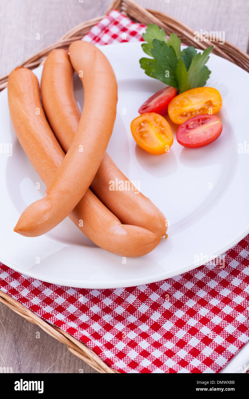 leckere traditionelle Schweinefleisch Würstchen Frankfurter Snack Essen auf Tisch Stockfoto