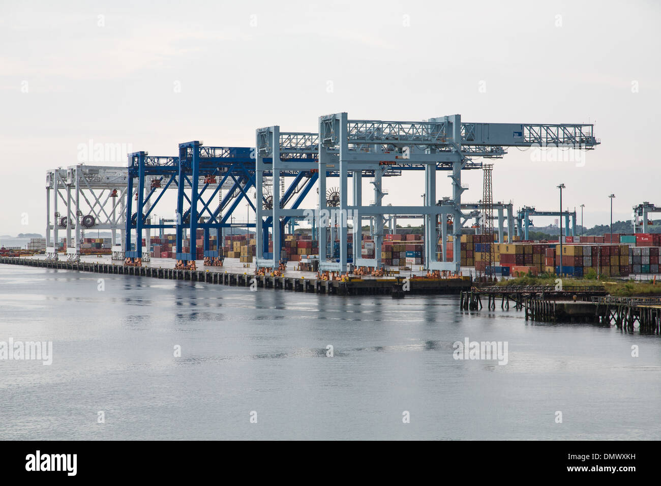 Industrielle Güter Krane in einem Versand-Hafen Stockfoto