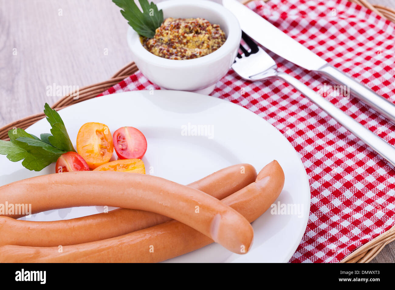 leckere traditionelle Schweinefleisch Würstchen Frankfurter Snack Essen auf Tisch Stockfoto