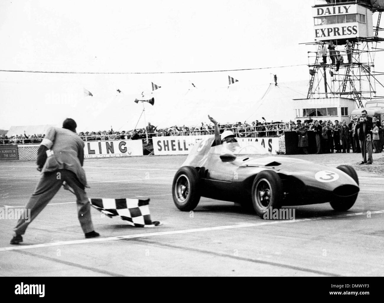 5. Mai 1956 - gewann fahren einen britischen Vanwall, mit einer Geschwindigkeit von 100,47 mph, eine Aufzeichnung von STIRLING MOSS, Silverstone, England, Vereinigtes Königreich - The 180 Meilen Trophy Rennen der Tagung des internationalen Daily Express in Silverstone. Bild: Moss überqueren die Oberfläche Lilne in Silverstone.  (Kredit-Bild: © KEYSTONE Bilder USA/ZUMAPRESS.com) Stockfoto