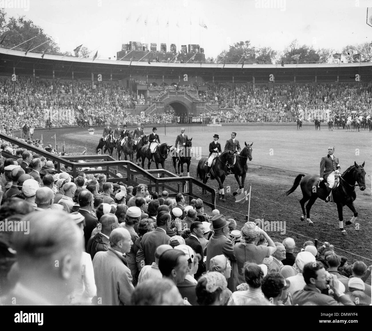 11. Juni 1956 - Edinburgh, Schottland, U.K - geht die deutsche Mannschaft die Fürstenloge während der Zeremonien Wich markiert die Eröffnung der Olympischen Reiterspiele in Stockholm. Bild: Die Königin und der Herzog von Edinburgh im Feld mit den Mitgliedern der schwedischen Königsfamilie während der Veranstaltung. (Kredit-Bild: © KEYSTONE Bilder USA/ZUMAPRESS.com) Stockfoto