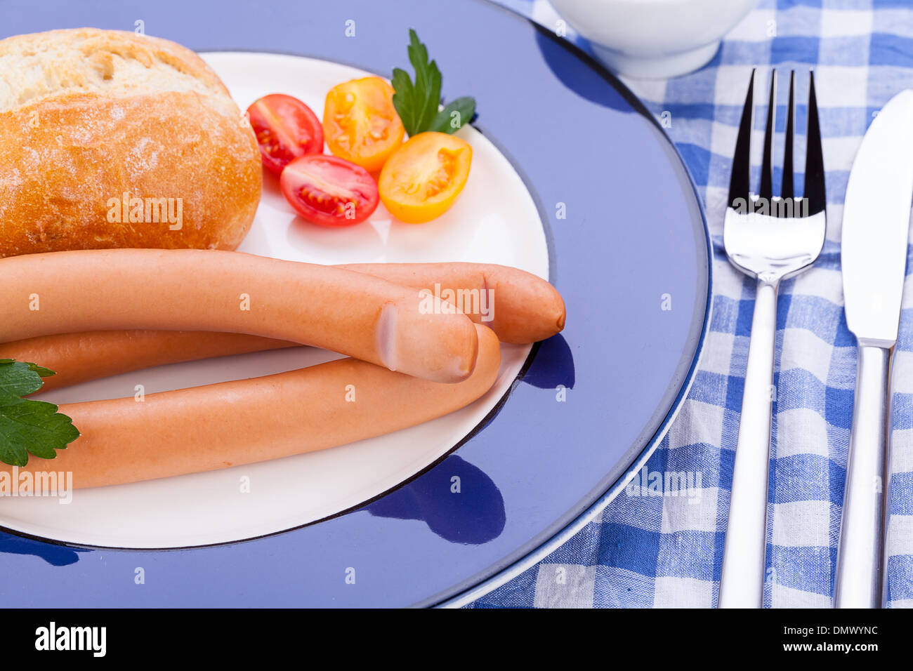 leckere Würstchen Frankfurter mit Vollkornbrot auf Tisch Stockfoto