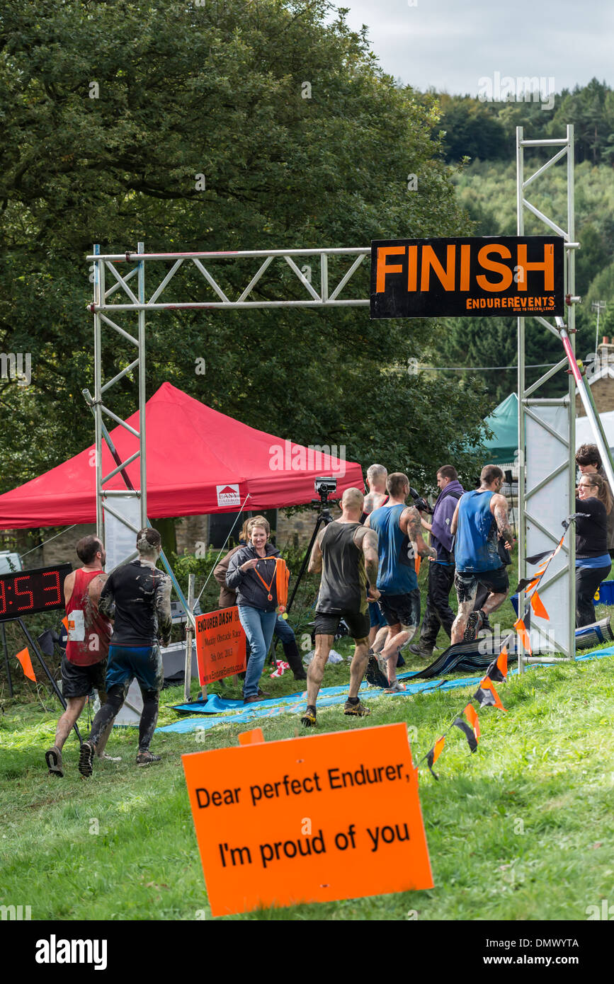 Menschen/Wettbewerber ausgeführt, um die Linie in Langstrecken-Rennen im Peak District Derbyshire England zu beenden Stockfoto