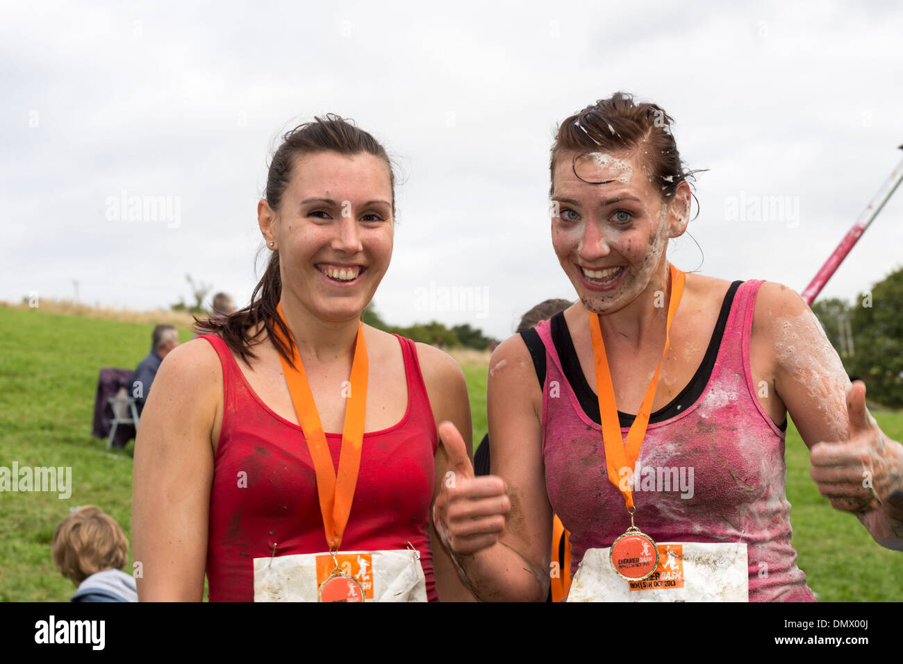 Zwei Frauen, die nach Abschluss-Rennen im Peak District Derbyshire England feiert Stockfoto