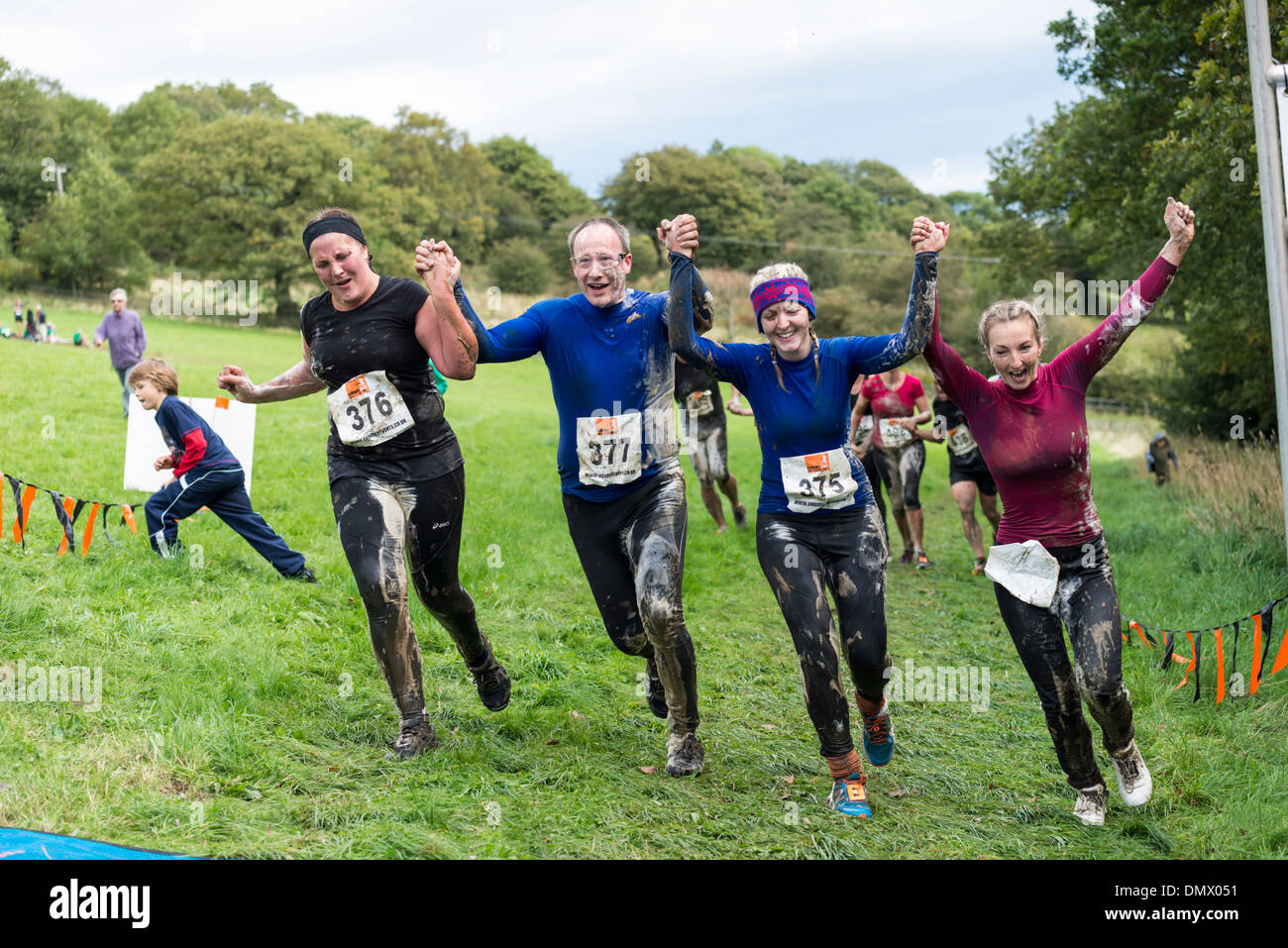 Konkurrenten laufen in Richtung Ziellinie und feiern nach Veredelung Langstreckenrennen im Peak District Derbyshire England Stockfoto